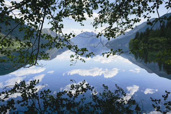 Reflexionen in einem Bergsee von Mint Images