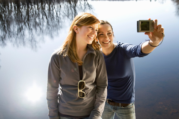 Cultura Freundinnen Selfie am Wasser