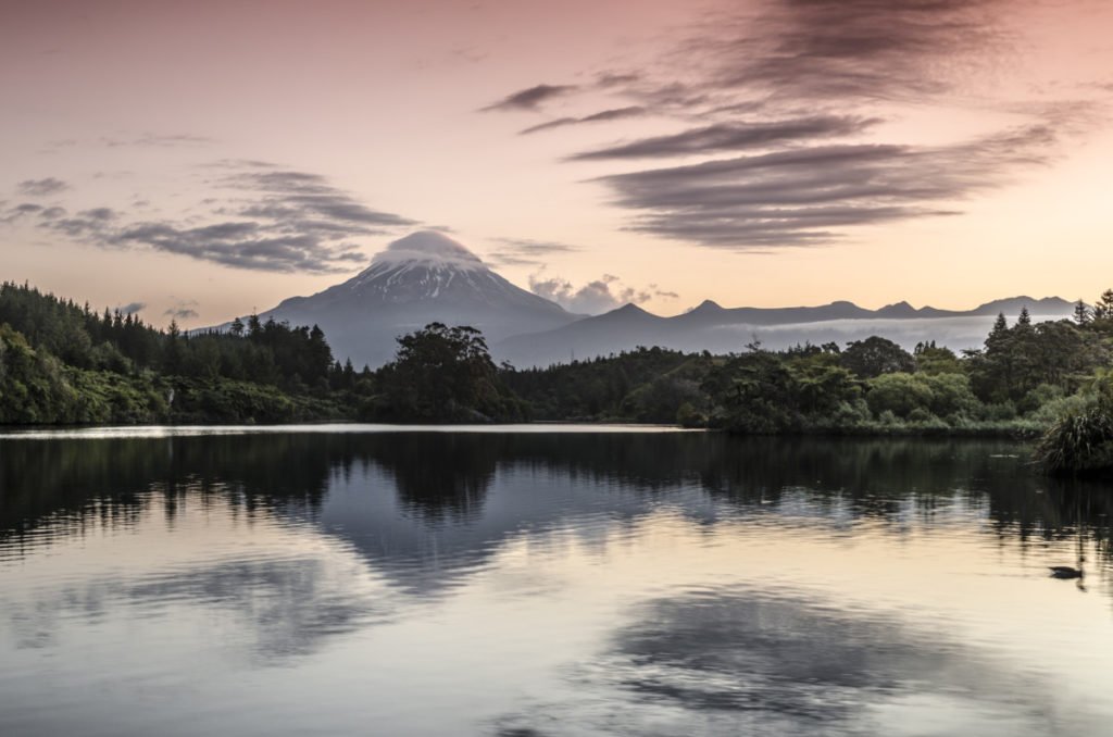 Iinaktiver Vulkan, Mt. Egmont, Mt. Taranaki, Spiegelung, Stausee Lake Mangamahoe, Nordinsel, Neuseeland, Ozeanien imageBROKER