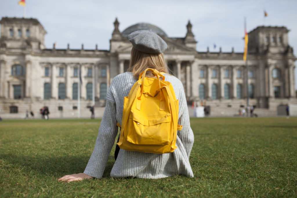 Tetra Images, Frau, sitzen, berret, Reichstagsgebäude, Berlin, Deutschland, Rucksack