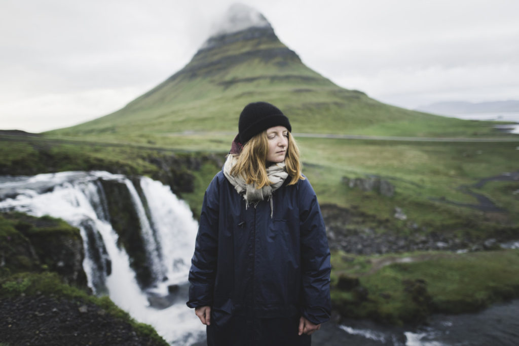 Tetra Images, junge Frau, Kirkjufell, Kirkjufellsfoss, Island, Wasserfall, Berg, royalty free foto