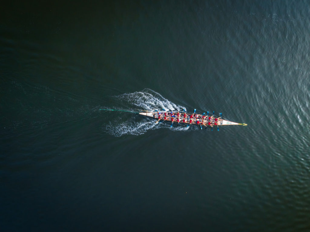 Meer, See, Ruderboot, Kielwasser, Teamwork, Luftaufnahme, Vogelperspektive, Drohnenfotografie, lizenzfrei