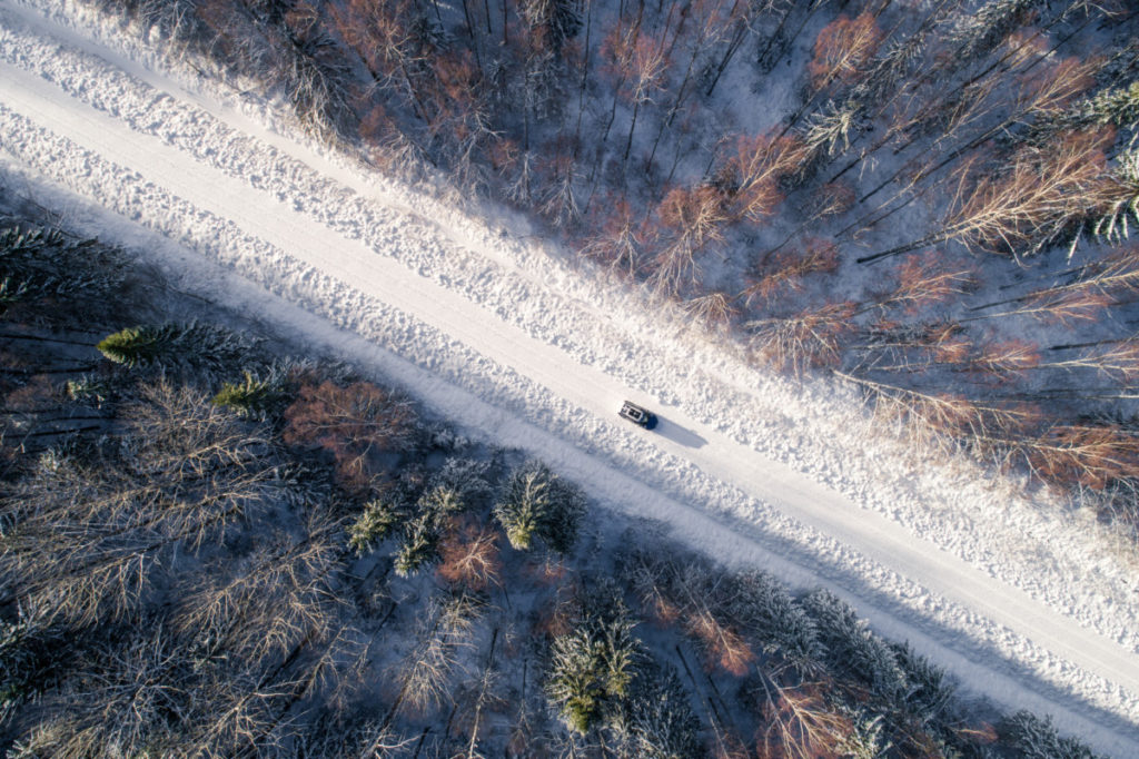 Straße, Winter, Auto, Alleine, Einsam, Bäume, Schnee, Drohnenfotografie, lizenzfrei, Luftaufnahme