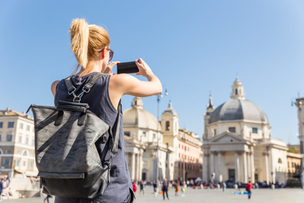 Piazza del Popolo in Rom,Italien, Touristin, Handy, Blond, Frau, Stadt des Fußball 2020, Europameisterschaft, lizenzfrei, foto, stockfoto, bildagentur, panthermedia  