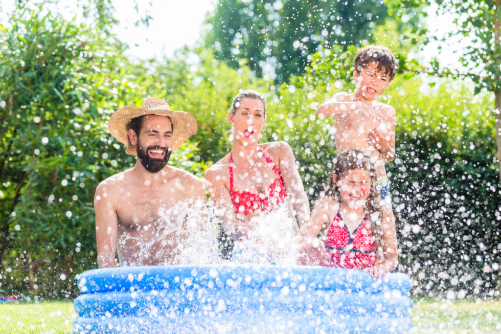 staycation, garden, paddling pool, family, father, mother, daughter, son, summer, water, splashing, fun, joy, royalty-free, royalty-free photos, model release, panthermedia