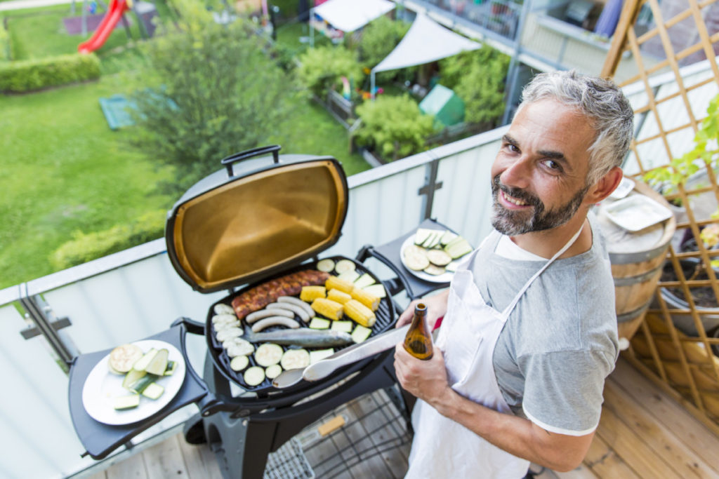 balkonien, grillen, balkon, mann, bier, staycation, lizenzfreie bilder, foto, bild, lizenzfrei, panthermedia 