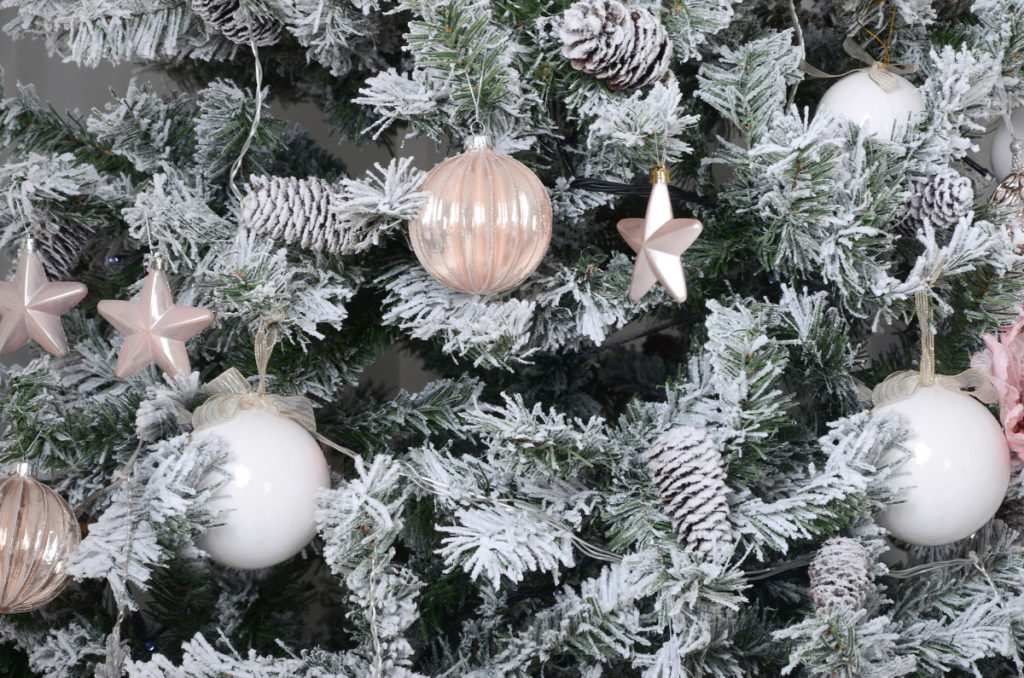 weihnachtsbaum dekoration nahaufnahme kugeln sterne Weihnachtszeit lizenzfrei foto panthermedia